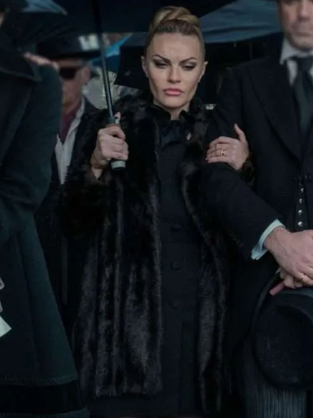 Chanel Cresswell The Gentlemen 2024 Black Fur Coat Chanel Cresswell The Gentlemen 2024 Black Fur Coat