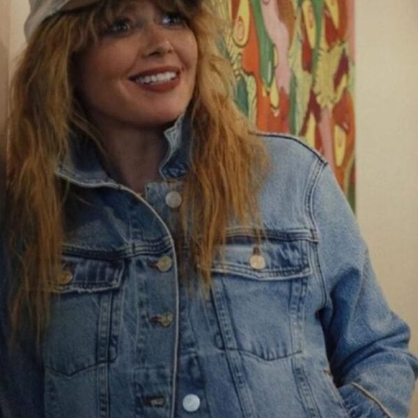 Poker Face 2023 NatashPoker Face 2023 Natasha Lyonne Blue Denim Jacket a Lyonne Blue Denim Jacket (2)