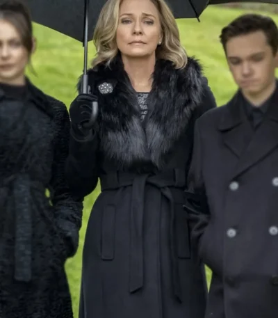 Moira Queen Arrow Season 8 Black Coat