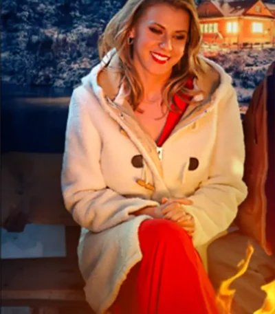 A Cozy Christmas Inn 2022 Jodie Sweetin White Coat