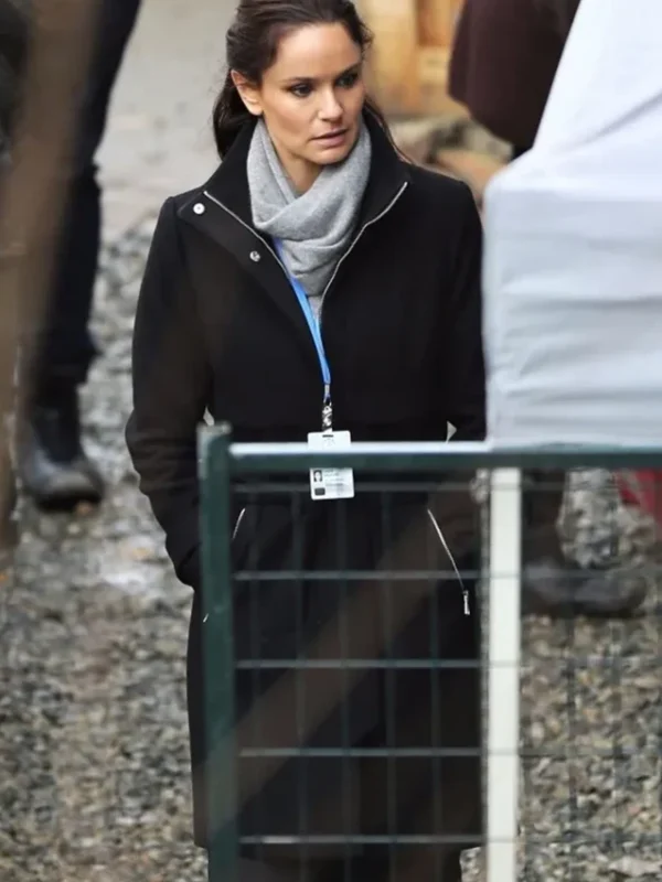 Colony S02 Sarah Wayne Callies Black Coat