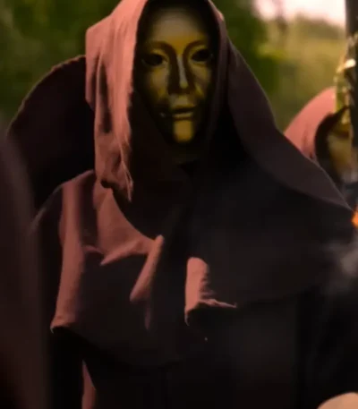 The Traitors S04 Guard Maroon Cape