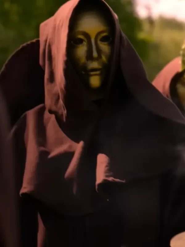 The Traitors S04 Guard Maroon Cape