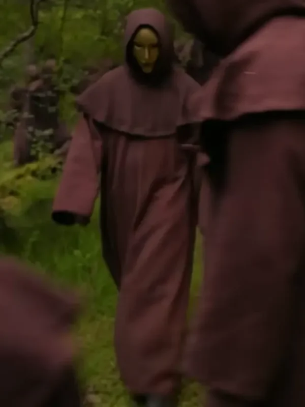 The Traitors S04 Guard Maroon Cape