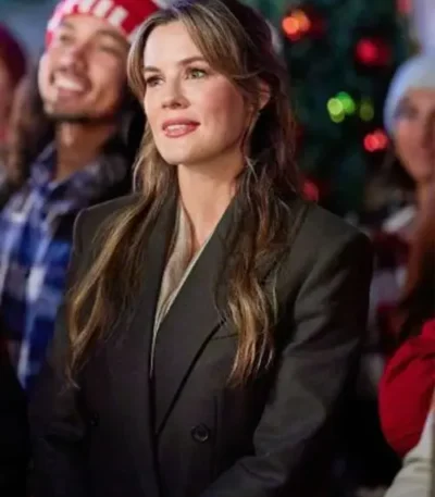 Chelsea Hobbs Navigating Christmas 2023 Coat