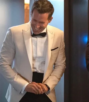 Nolan Red Notice Ryan Reynolds White Suit