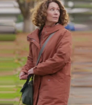 Kitty Flanagan Fisk S03 Orange Hooded Jacket